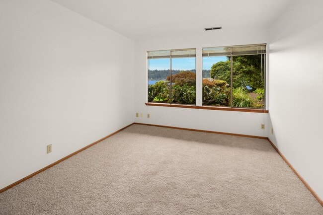 Building Photo - 4Bd/2.25Ba Bellevue House