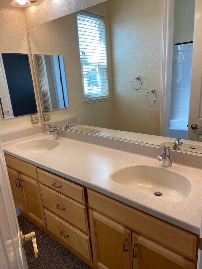 Building Photo - Broadstone Solar Home - 5 Bdrms, 4 Baths