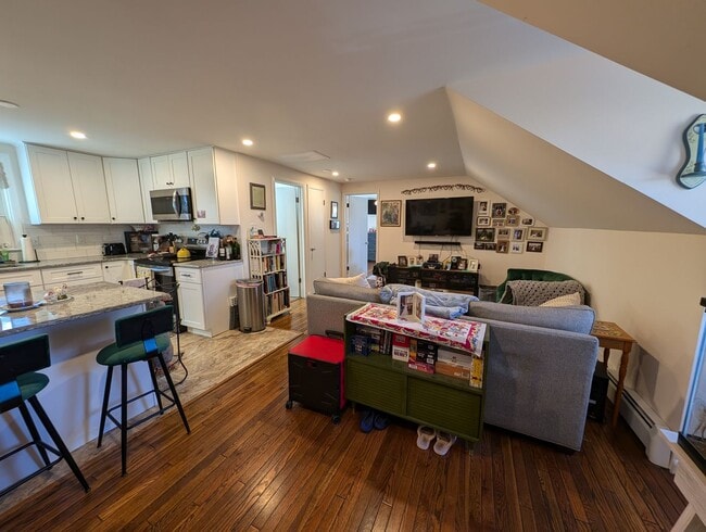 Building Photo - Beautiful and Spacious 1 Bed 1 Bath Apartment Above Garage