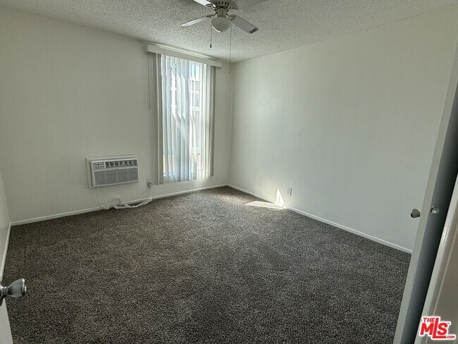 Building Photo - 10840 Camarillo St