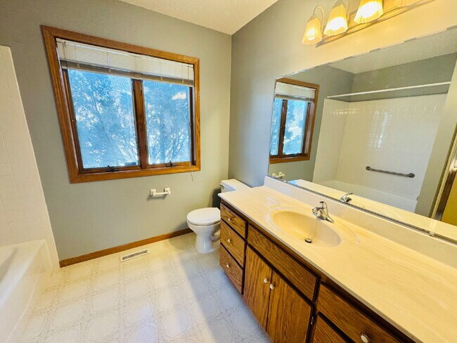 Building Photo - Charming Chaska Retreat: Spacious Single Family Homer 3-Bedroom 2.5 Bathroom Home with Finished B...