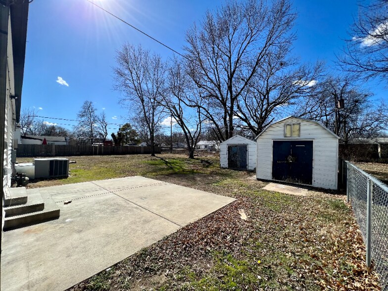 Building Photo - 521 N Woodrow Ave