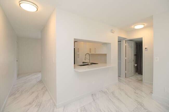 Building Photo - 2/2 REMODELED UNFURNISHED CONDO 1ST FLOOR ...