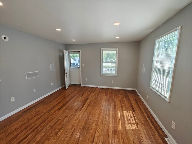 Building Photo - 7605 Poplar Rd