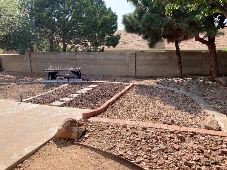 Building Photo - 5501 Vista Sandia NE
