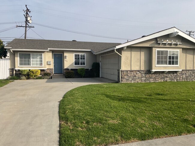 Building Photo - 3 Bedroom 2 Bathroom Single Story Home