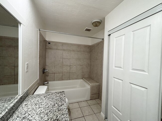 Building Photo - 2243 Aspen Hills Dr