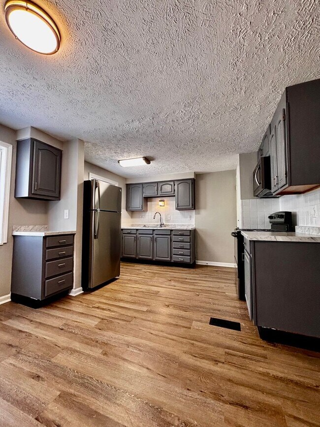 Building Photo - Spacious 3 bedroom 1.5 bath townhome with ...