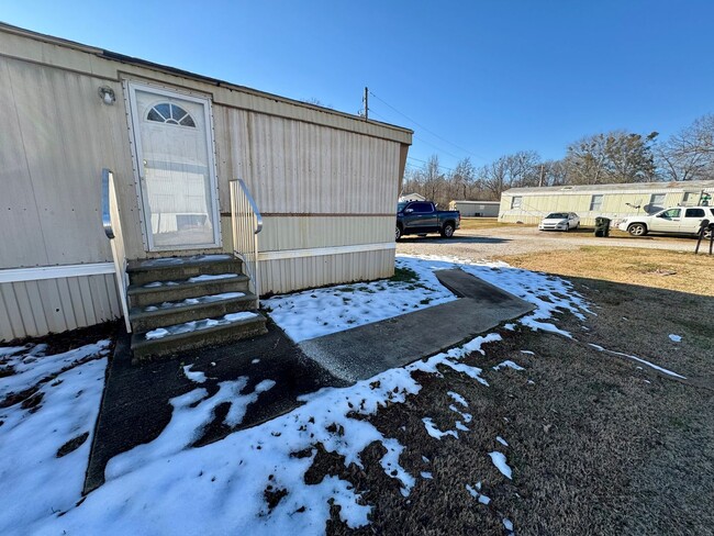 Building Photo - Great Location in Muscle Shoals!