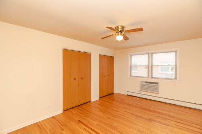 Building Photo - 1324 W Lunt Ave