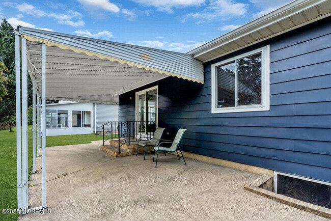 Building Photo - 24 Liberta Dr