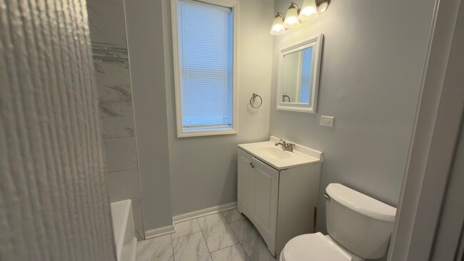 Building Photo - 1344 E 72nd Pl