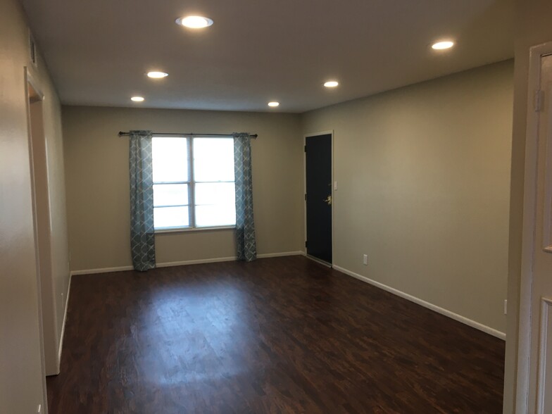 Spacious Living Room - 4715 SE Adams Blvd