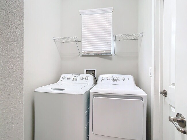 Building Photo - 925 Terra Vista St