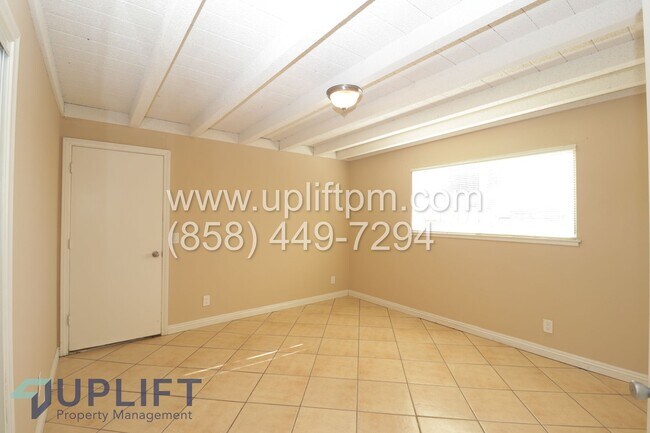 Building Photo - 5 Bedroom 2 Bath Home In Oceanside ** Move In Special $300 Off First Month's Rent**