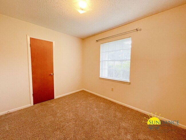Building Photo - 11 Oak Ln