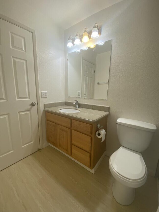 Building Photo - 2 bedroom in San Rafael CA 94901