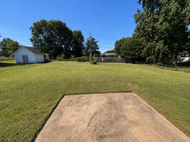 Building Photo - 813 Branchwood Dr