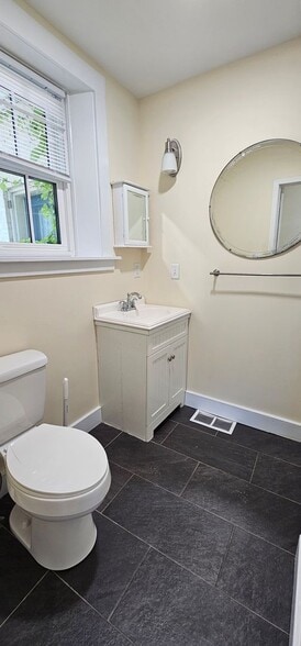 Building Photo - 33 Pine St