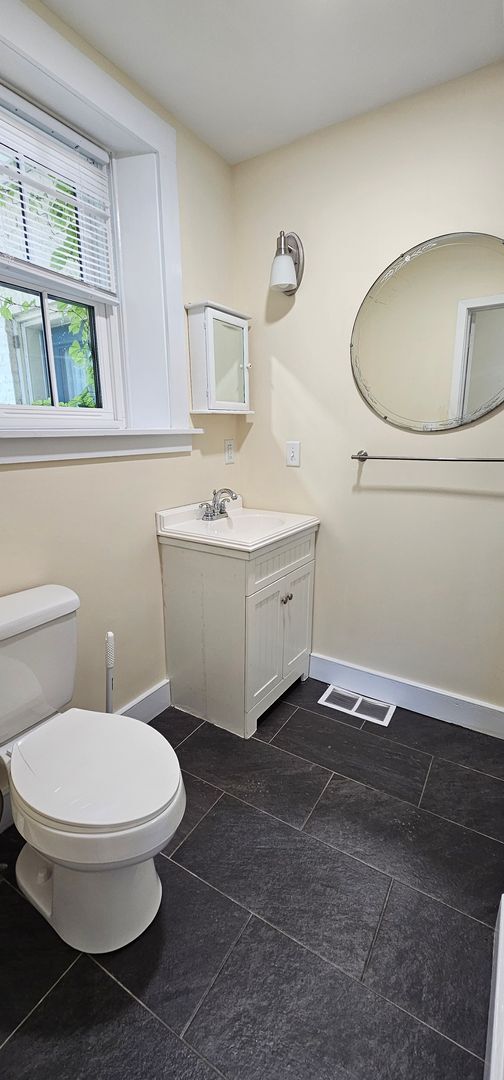 Building Photo - 33 Pine St