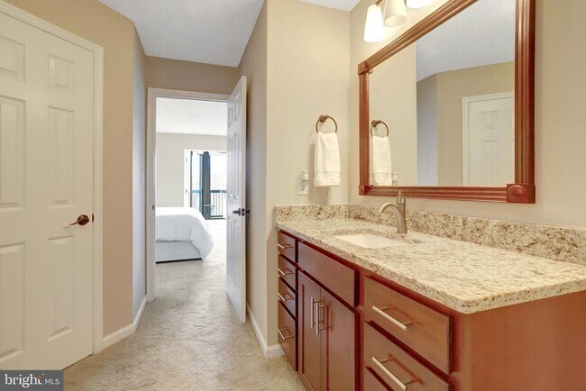 Building Photo - 5904 Mt Eagle Dr