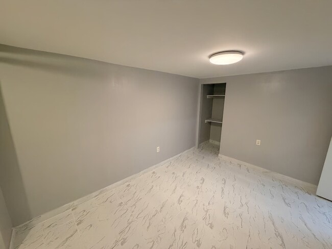 Building Photo - 3914 W Diversey Ave
