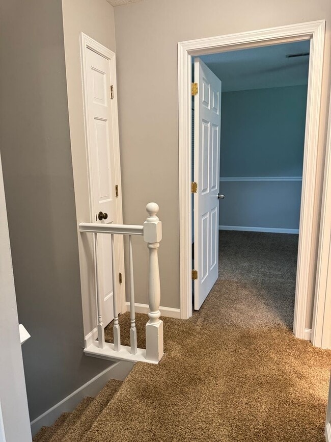 Building Photo - Exit 8! Rossview School. 4 Bed/2 Bath over 1700 Sq.ft!