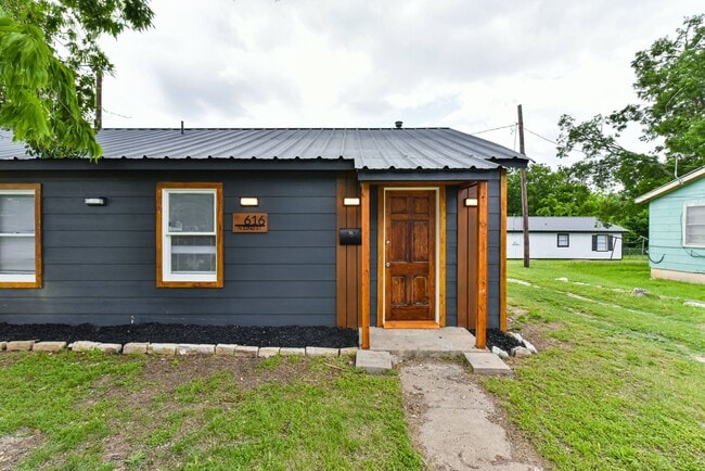 Building Photo - Beautifully Renovated 1BR Duplex with Marble Shower & Natural Light