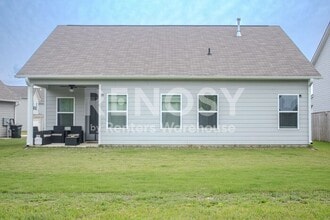 Building Photo - Stunning 3-bedroom 2-bath 1 level home