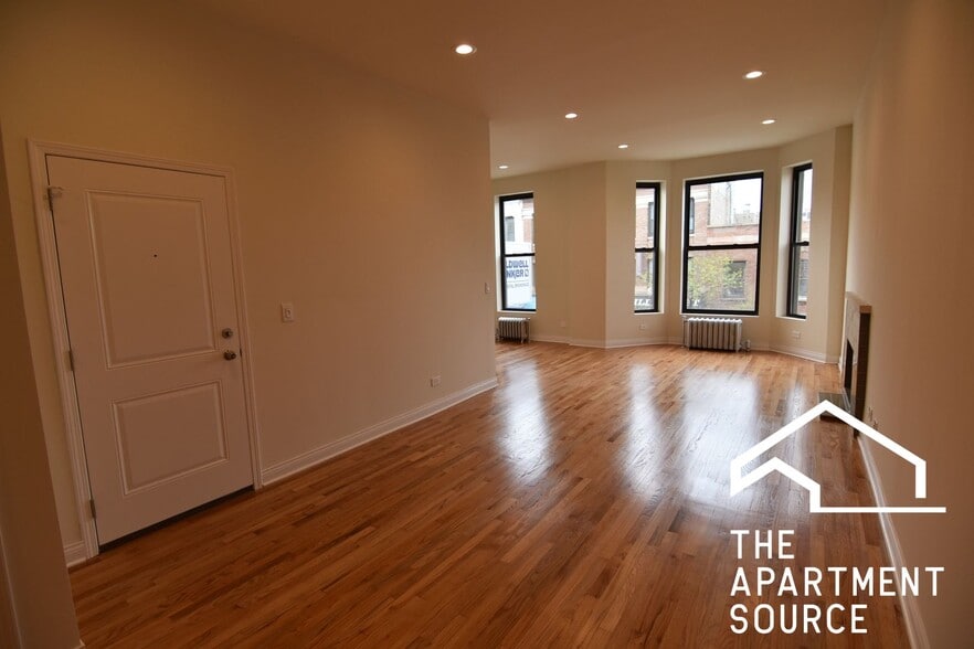 Building Photo - 907 W Belmont Ave