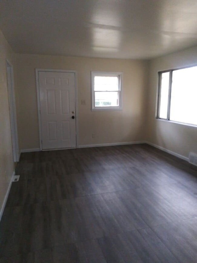 Building Photo - 3 Bedroom Single family home