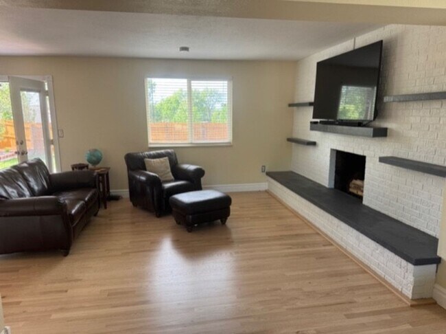 Building Photo - Spacious 4-Bedroom House Near Open Space in Heatherwood, Boulder
