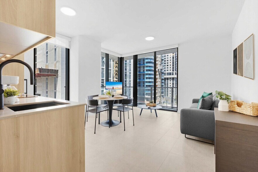 Building Photo - 501 NE 1st Ave