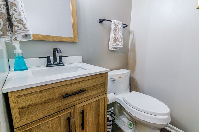 Building Photo - Fort Harrison State Park 4Bed Spacious Retreat