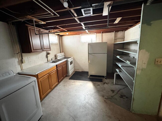 Building Photo - 4687 Julian Dr