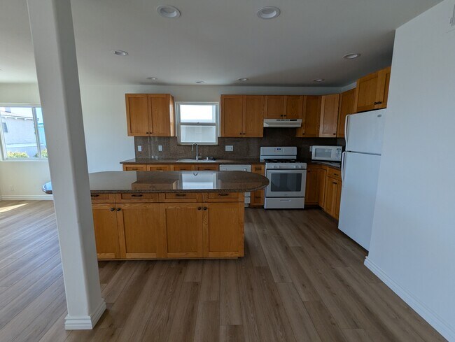 Building Photo - 3112 Manhattan Ave