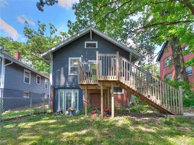 Building Photo - Charming 2-Bedroom Home minutes from everything!