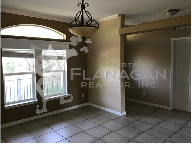 Building Photo - 3 Bed 2 Bath