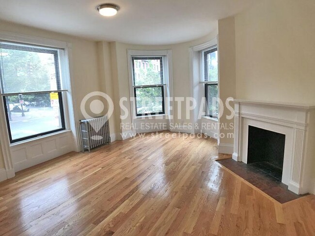 Building Photo - bedroom in Boston MA 02115