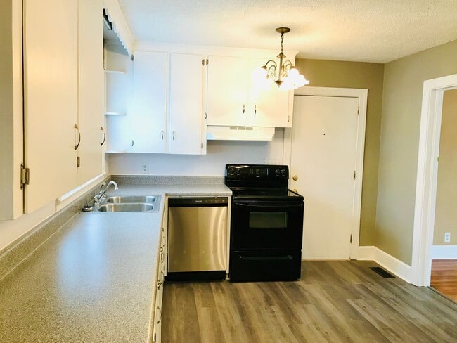 Building Photo - Rare Gem! Spacious and fantastic updated o...