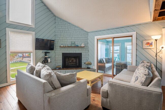 Building Photo - TIME TO SECURE YOUR BOATER'S PARADISE FOR THE FALL OF '25-SPRING OF '26