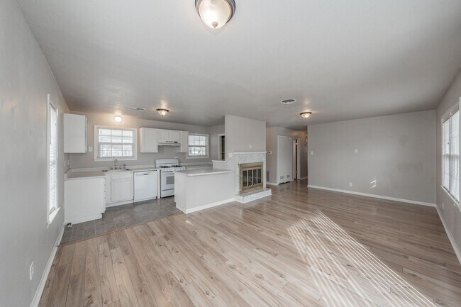 Building Photo - 3 Bedroom, 1.5 Bathroom in West Worth Village