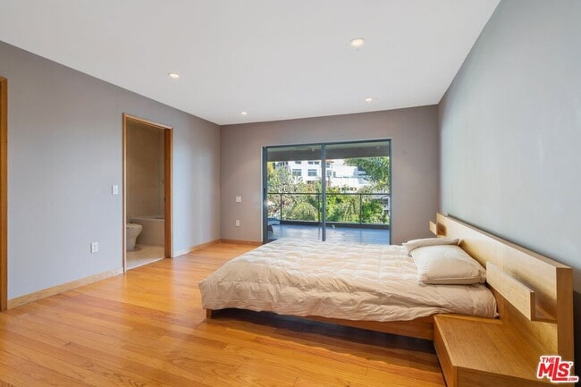 Building Photo - 8614 Hollywood Blvd