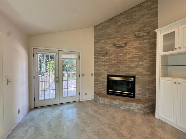 Building Photo - Hucrest home with 3 car garage