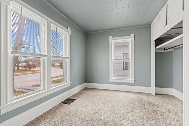 Building Photo - 506 E Parkway Ave