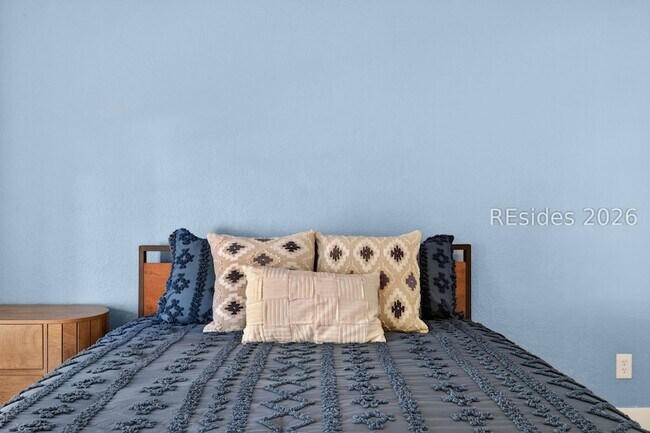 Building Photo - 225 University Pkwy