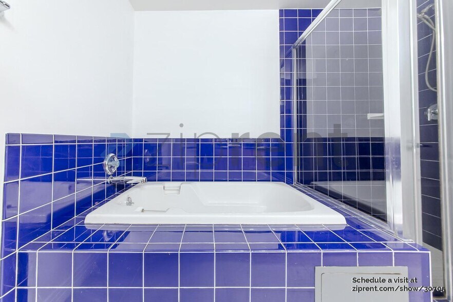 Building Photo - 11622 Oxnard St