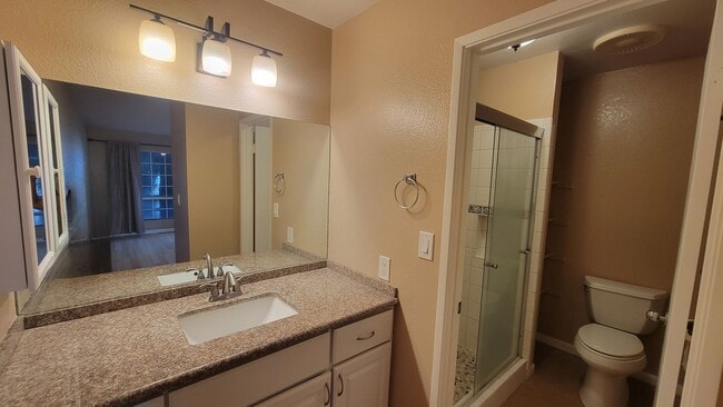 Building Photo - 2BR/2BA/2prkg Townhouse unit in a Guard-ga...