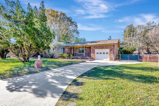 Building Photo - Single story, brick, ranch-style home clos...