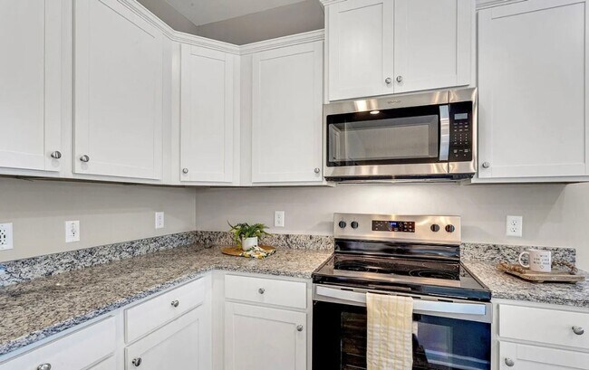 Building Photo - Stunning 3/2.5 Townhome Available Now!